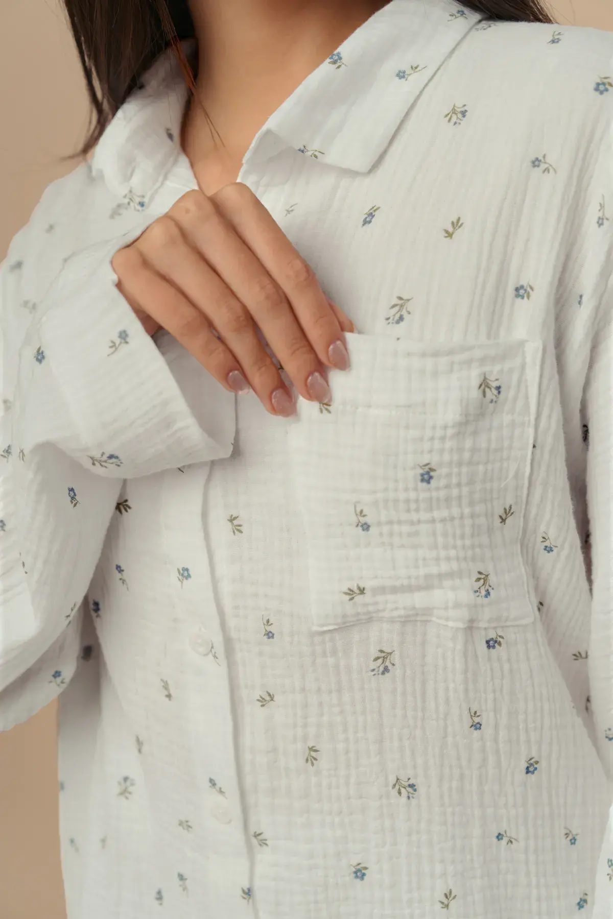PIjama-Flores-plano-Plano-detalle-bolsillo-fondo-crema Pijama Bloom - Imagen 1
